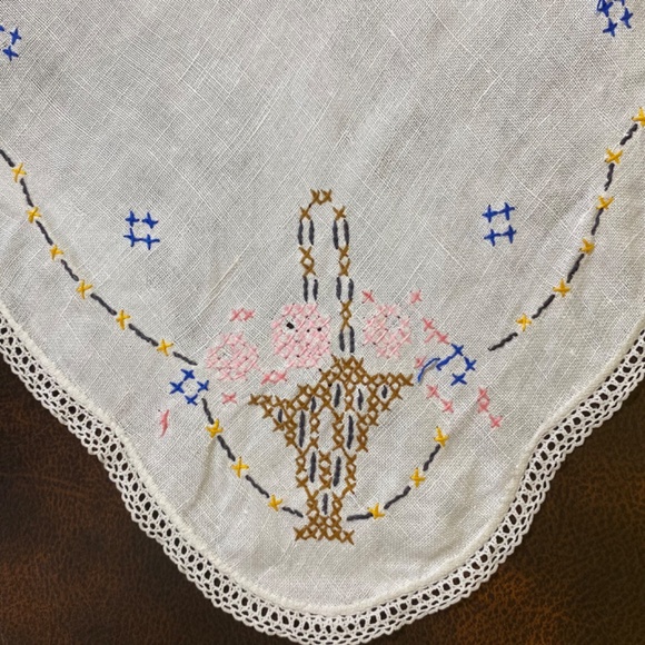 Vintage Handmade Embroidered Table Linens Ice Cream Sundae Oblong Dresser Scarf - Picture 2 of 7